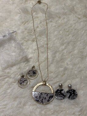 Black and Gold Pendant Necklace and Earring Set w/reptile detail